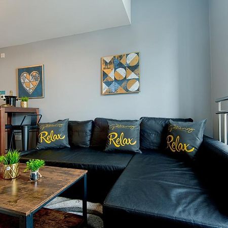 The Penthouse Gathering - Town Centre - Sleeps Up To 16 Wrexham Exteriör bild