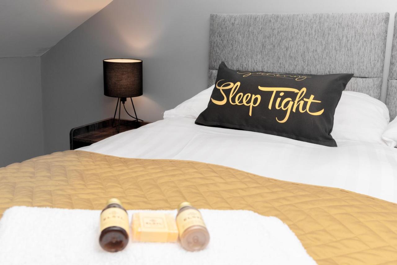 The Penthouse Gathering - Town Centre - Sleeps Up To 16 Wrexham Exteriör bild