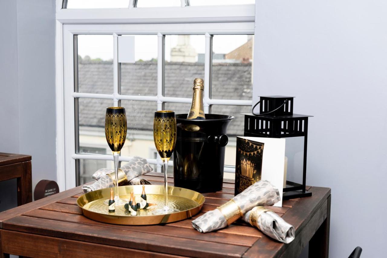 The Penthouse Gathering - Town Centre - Sleeps Up To 16 Wrexham Exteriör bild