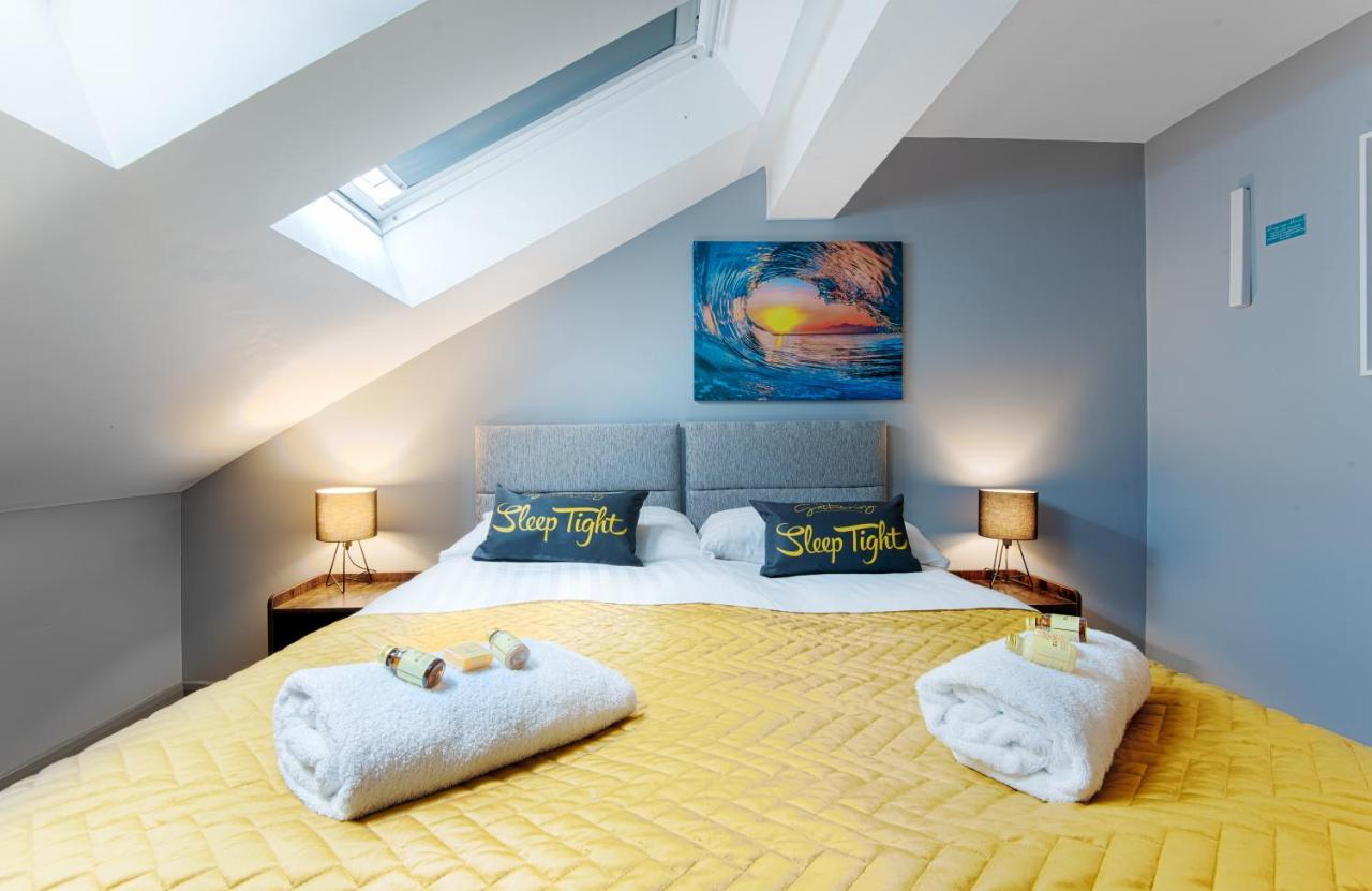 The Penthouse Gathering - Town Centre - Sleeps Up To 16 Wrexham Exteriör bild