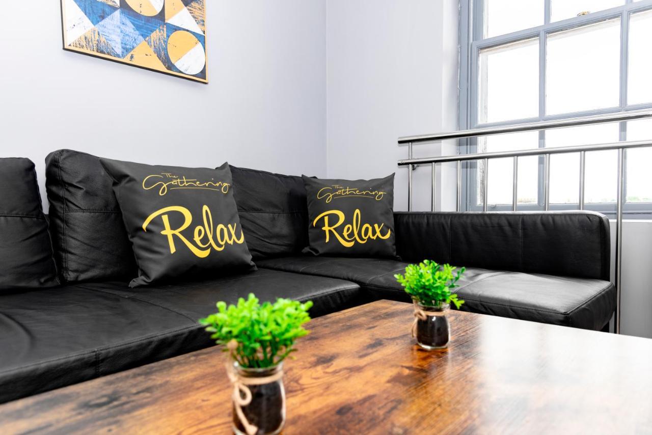 The Penthouse Gathering - Town Centre - Sleeps Up To 16 Wrexham Exteriör bild