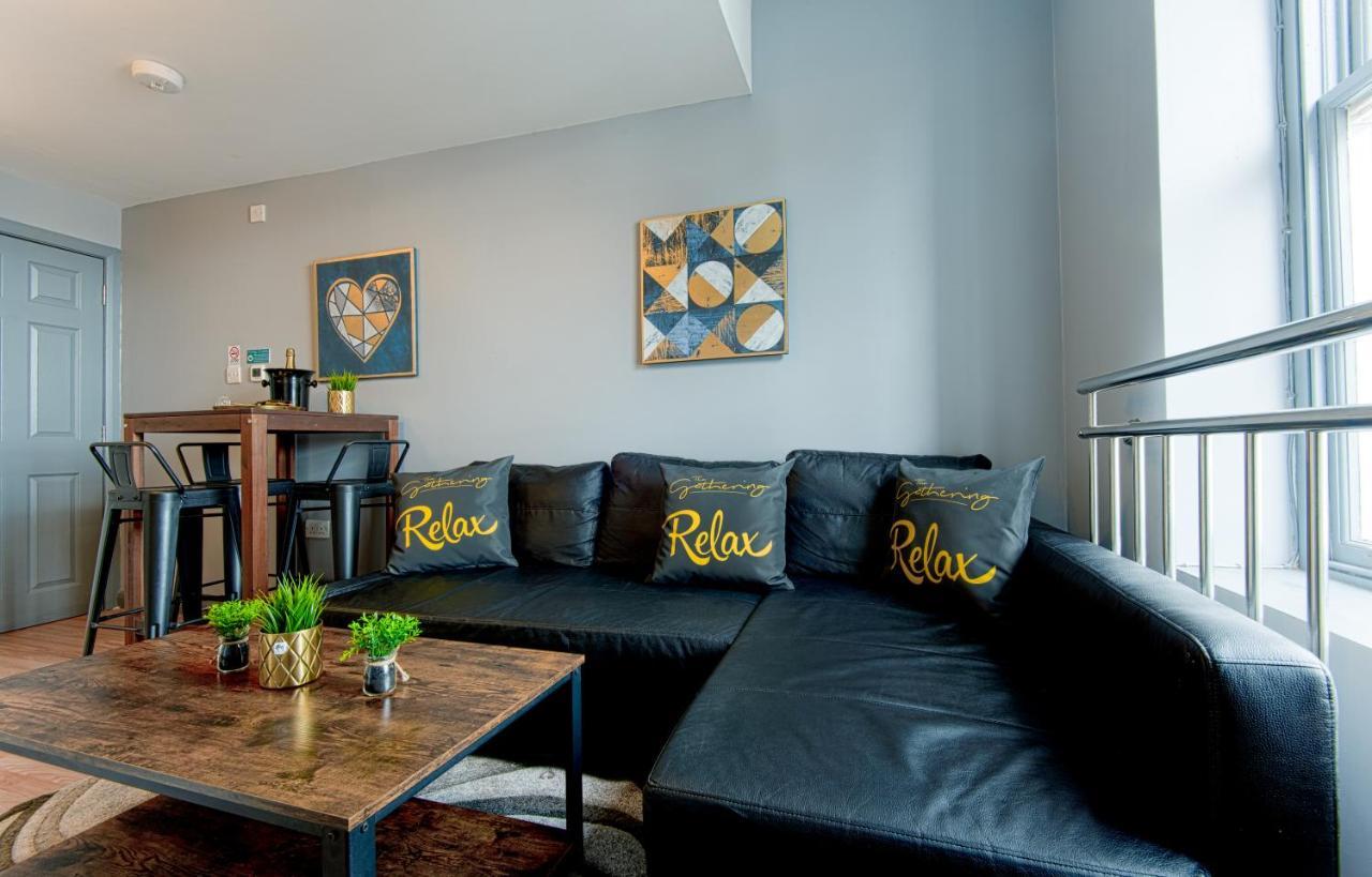 The Penthouse Gathering - Town Centre - Sleeps Up To 16 Wrexham Exteriör bild
