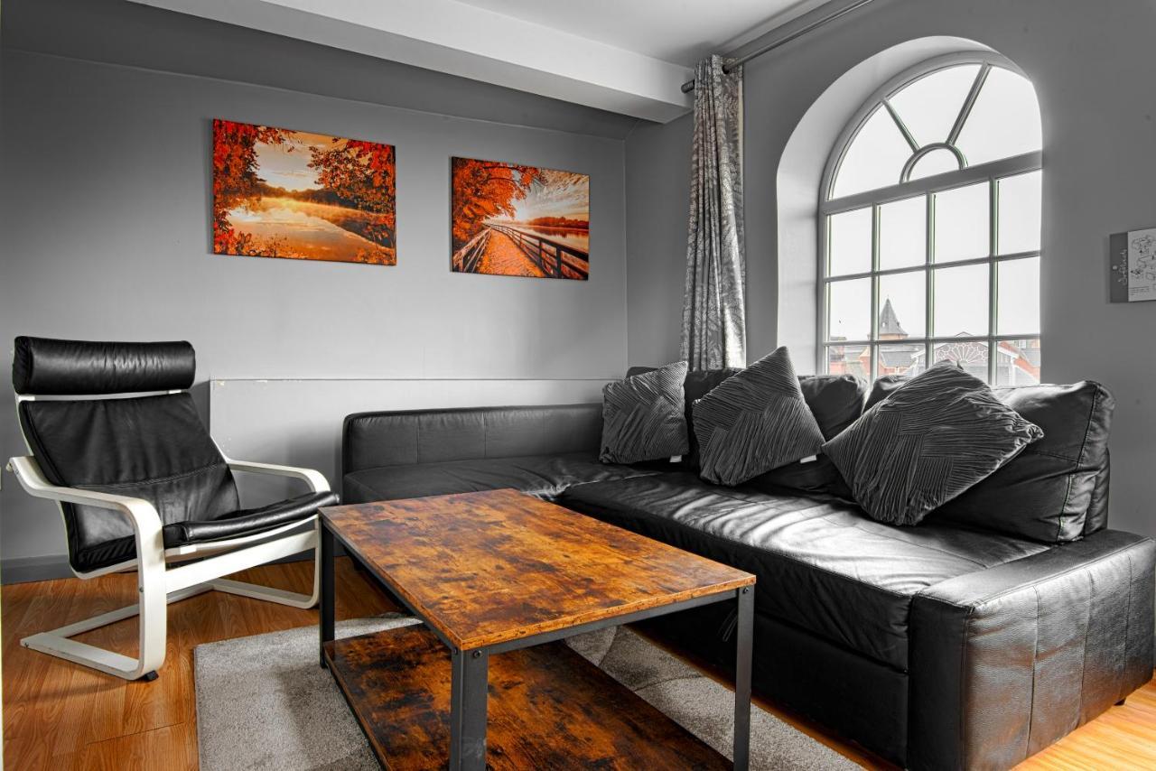 The Penthouse Gathering - Town Centre - Sleeps Up To 16 Wrexham Exteriör bild