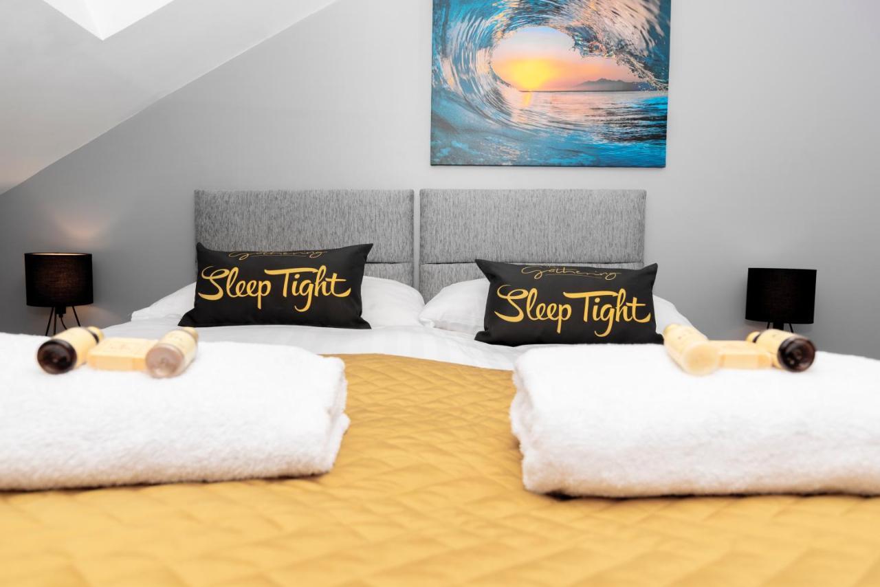 The Penthouse Gathering - Town Centre - Sleeps Up To 16 Wrexham Exteriör bild