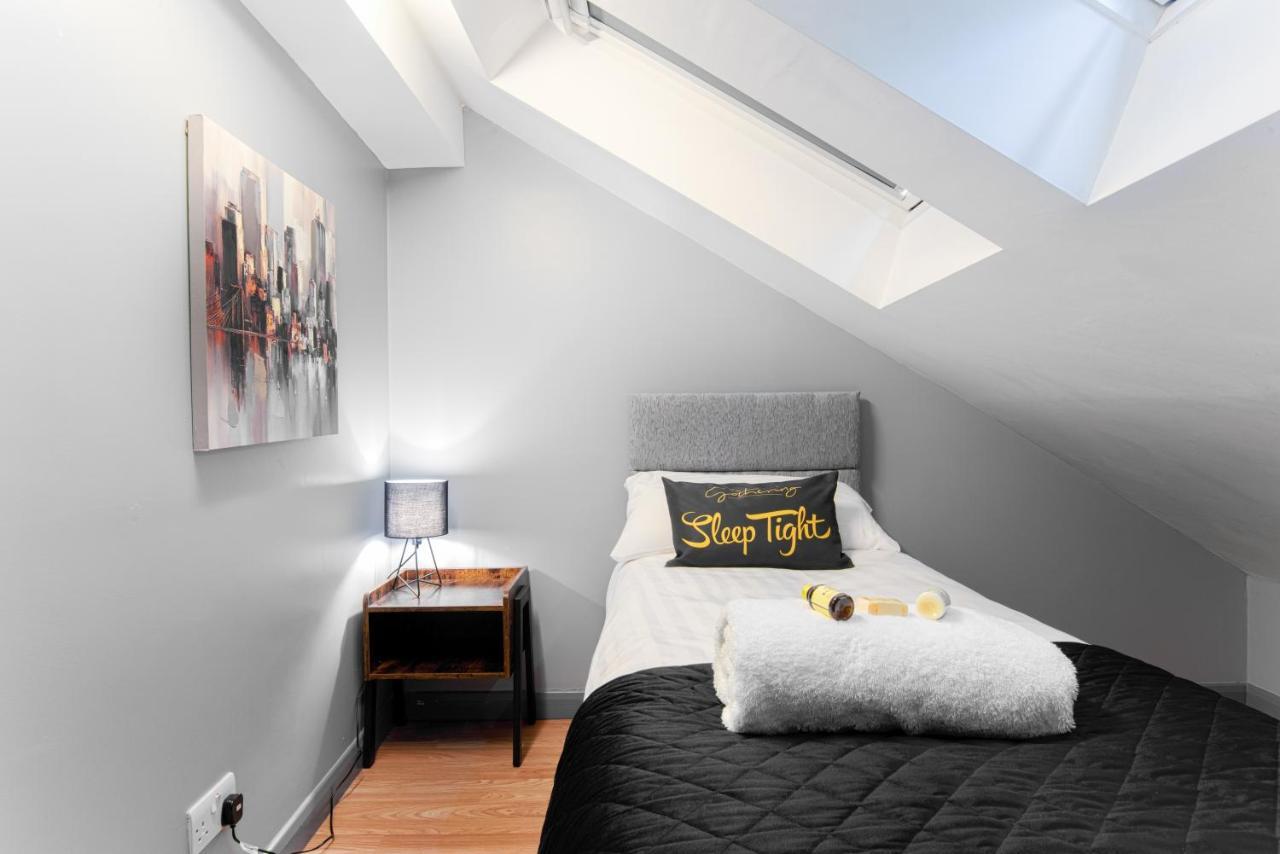 The Penthouse Gathering - Town Centre - Sleeps Up To 16 Wrexham Exteriör bild