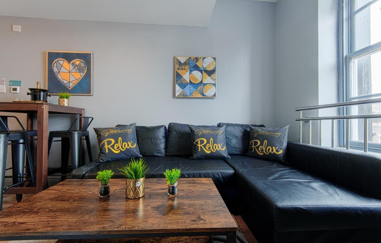 The Penthouse Gathering - Town Centre - Sleeps Up To 16 Wrexham Exteriör bild
