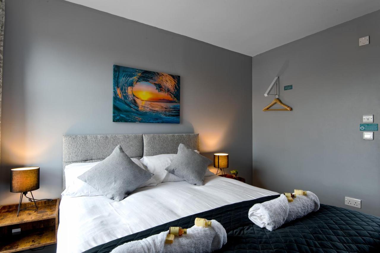 The Penthouse Gathering - Town Centre - Sleeps Up To 16 Wrexham Exteriör bild