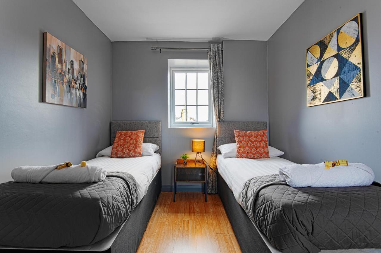 The Penthouse Gathering - Town Centre - Sleeps Up To 16 Wrexham Exteriör bild