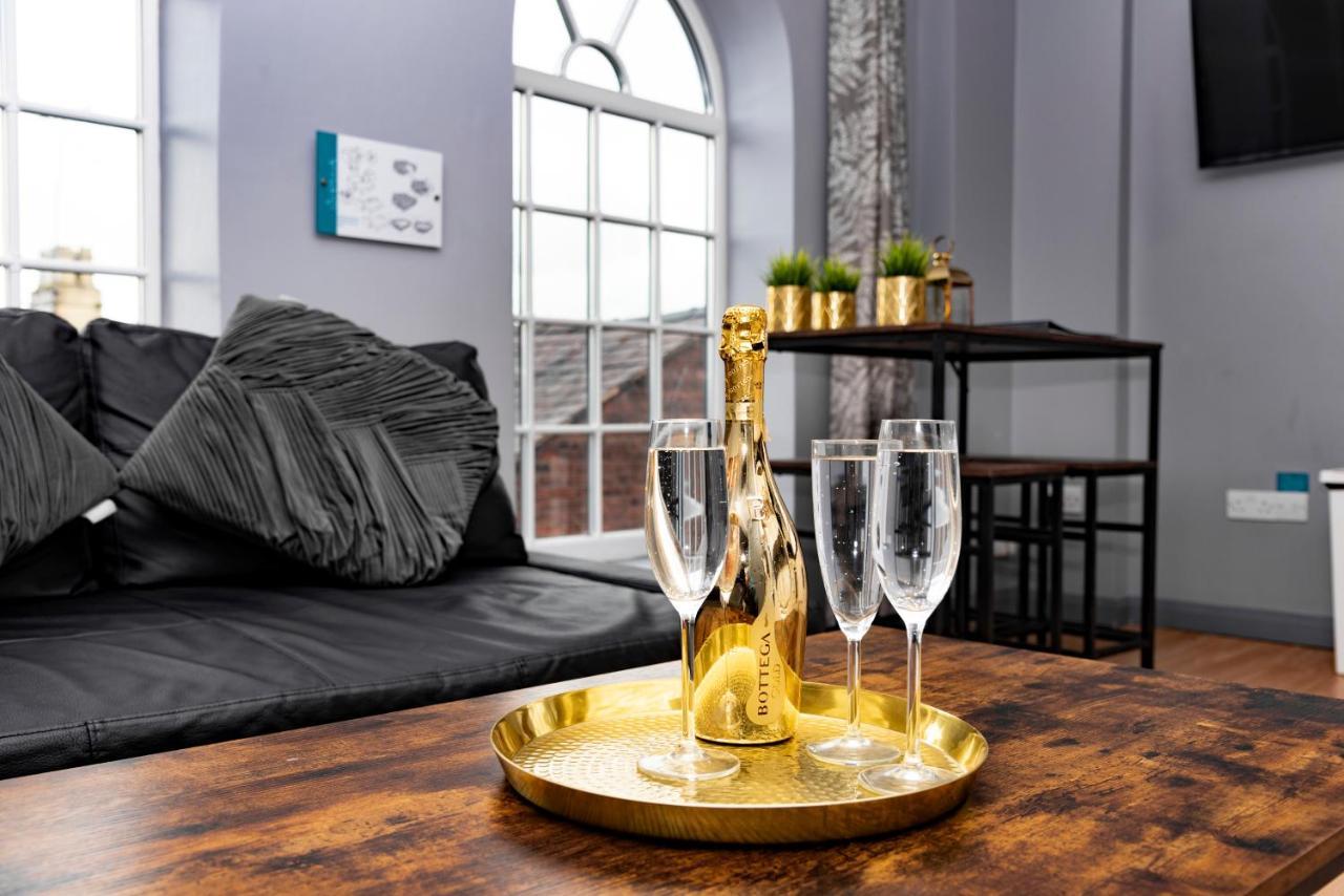 The Penthouse Gathering - Town Centre - Sleeps Up To 16 Wrexham Exteriör bild