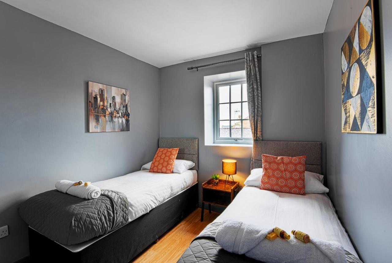 The Penthouse Gathering - Town Centre - Sleeps Up To 16 Wrexham Exteriör bild